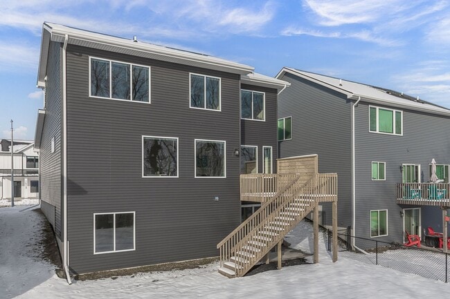 Building Photo - Modern Comfort in the Heart of Norwalk