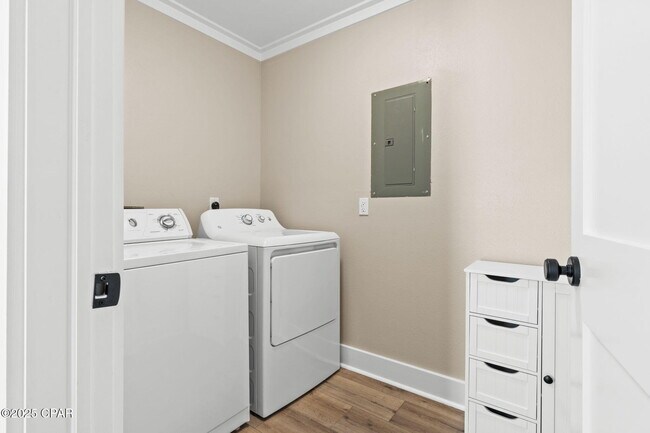 Building Photo - 1335 Capri Dr