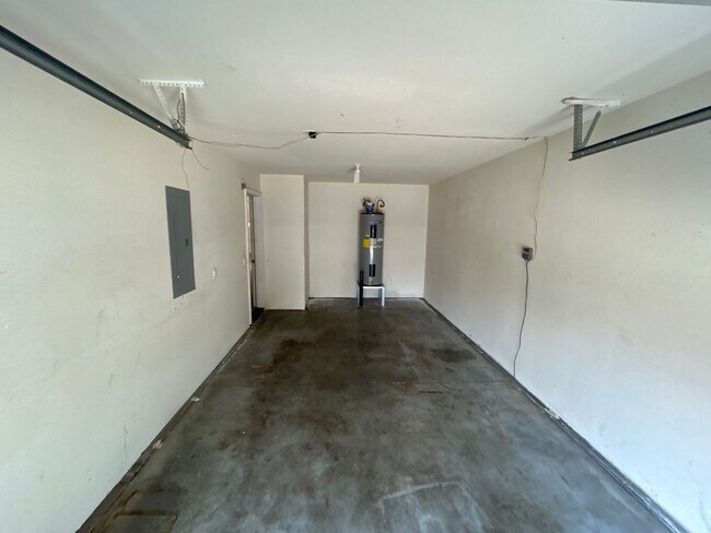 Building Photo - 2236 SW Reindeer Ave