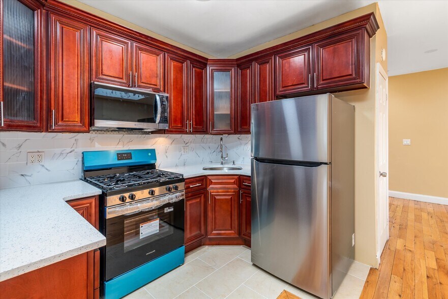 Building Photo - 554 E 34th St