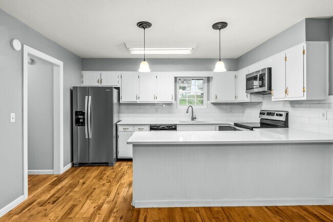 Building Photo - 215 Darrell Dr