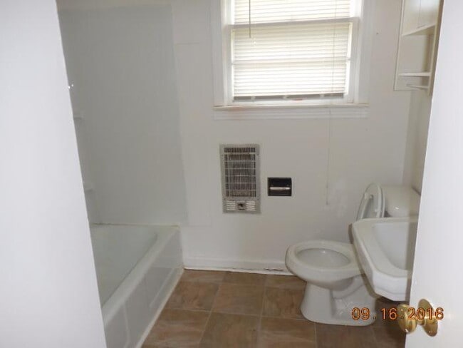 Building Photo - 3 Bedroom Home For Rent Near Lowes On Madison Street!