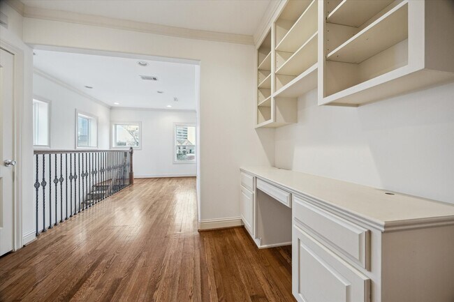 Building Photo - 1909 W Lamar St