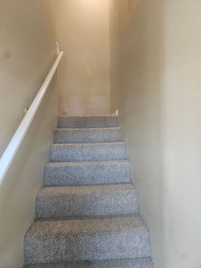 Building Photo - Charming Townhouse In Middletown