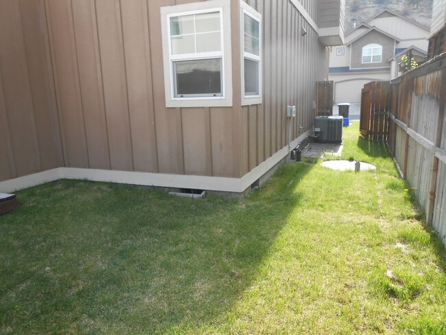 Building Photo - 1056 NE Parkview Ct