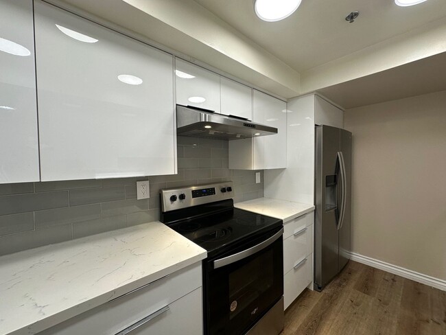 Building Photo - Extensively remodeled huge 1 bedroom/1.25 ...