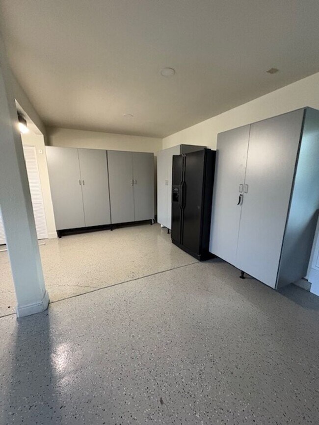 Building Photo - Los Gatos Family Townhome Ready for Move i...