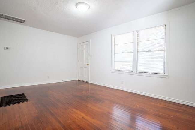 Building Photo - 3323 W Clarendon Dr