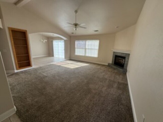 Building Photo - 3 Bedroom Home in Beautiful Lake California!