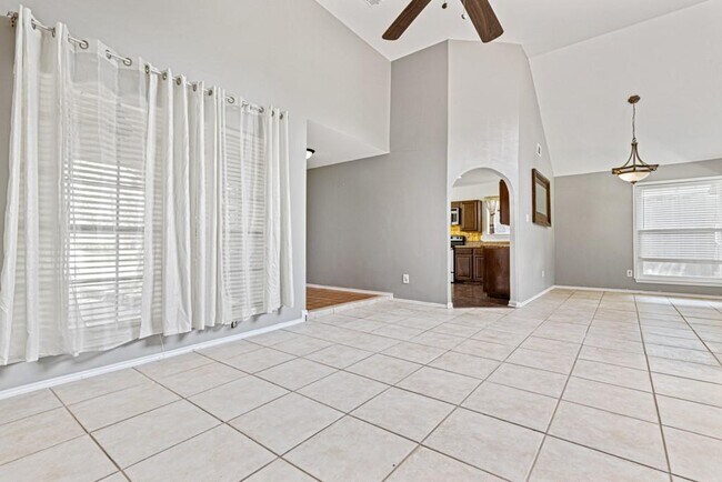 Building Photo - 8814 Pine Forest Dr