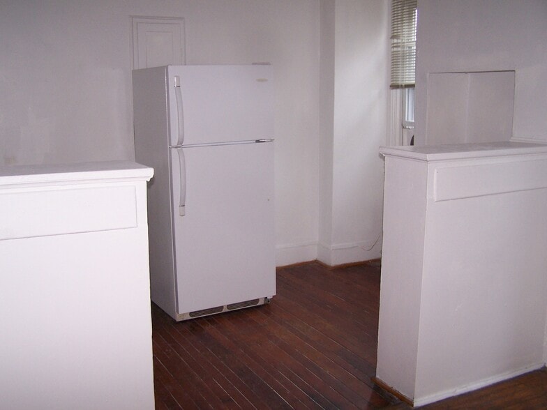 Building Photo - 913 S 49th St