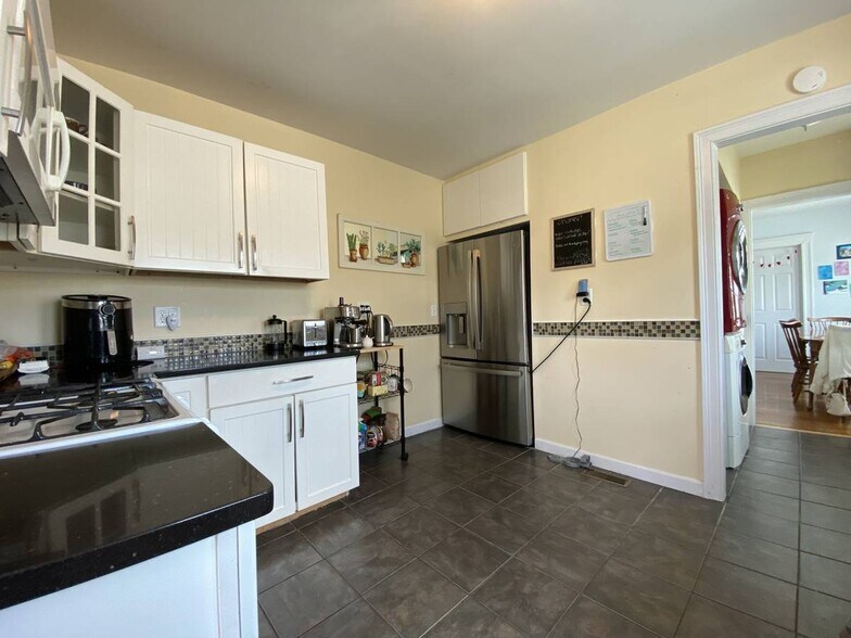 Building Photo - 2 Vassar St