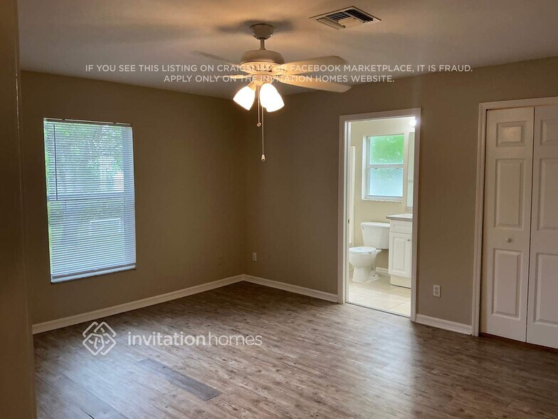 Building Photo - 904 NE 5th Pl