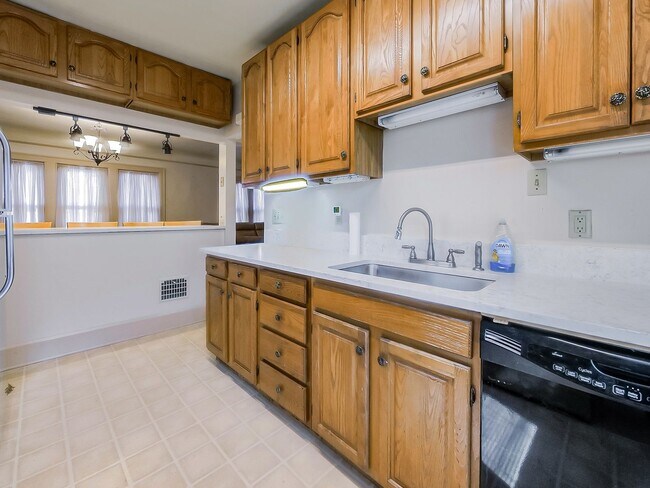 Building Photo - Welcome to this beautiful 2 bedroom, 2 bat...