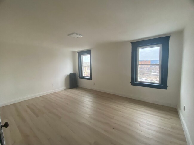 Building Photo - **Beautiful 4-Bedroom, 1-Bathroom Apartmen...