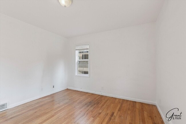 Building Photo - $1350 3 bedroom bungalow Eastpointe
