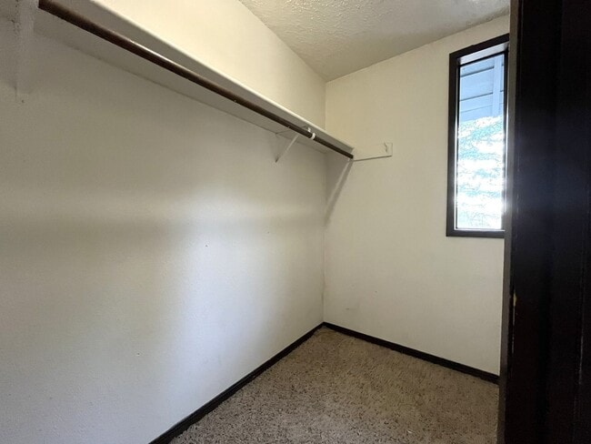 Building Photo - Cozy Portland Home with Spacious Living Room & Fenced Backyard