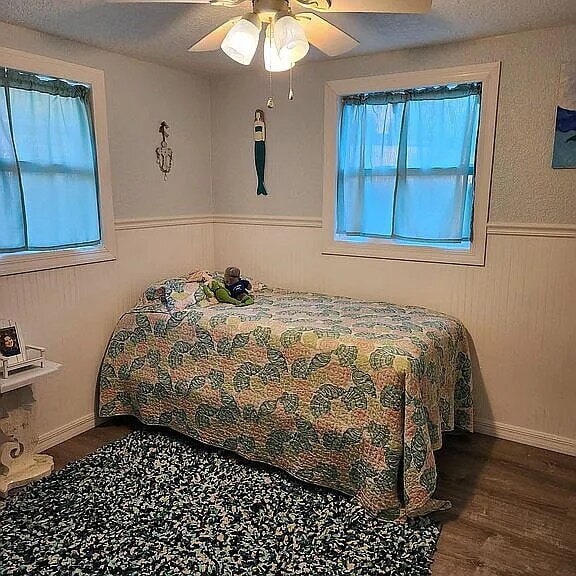 Building Photo - "Charming 4-Bed, 3-Bath Waterfront Home in Weeki Wachee Gardens"