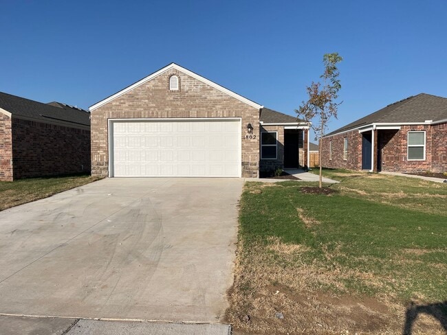 Building Photo - *Pre-leasing* NEWER Three Bedroom | Two Ba...