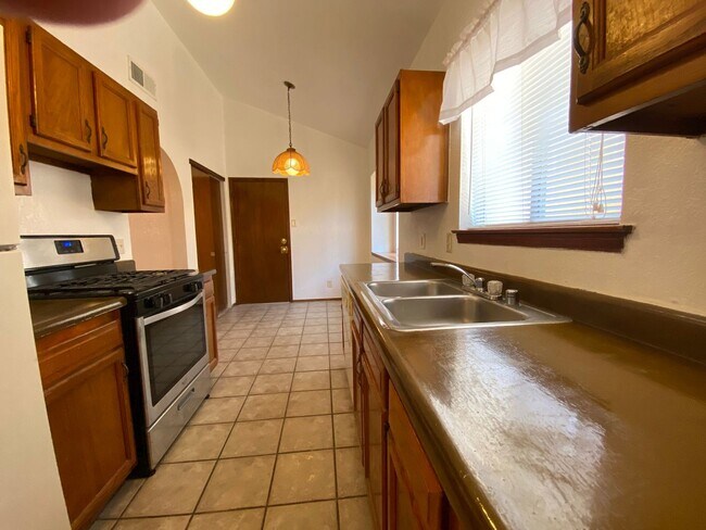 Building Photo - Northeast El Paso 3bed/2bath with Mountain...