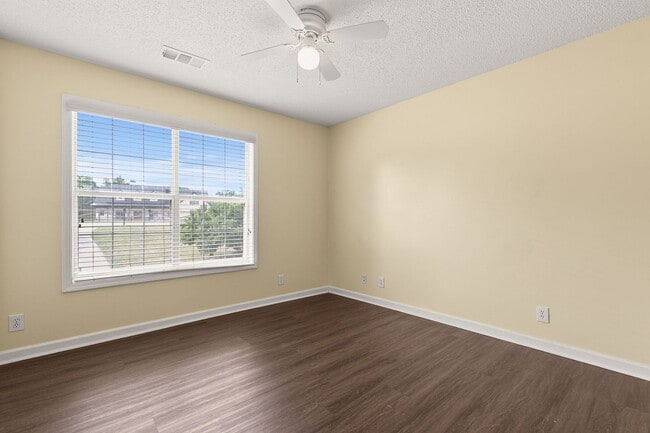 Building Photo - Charming Flowery Branch Home!