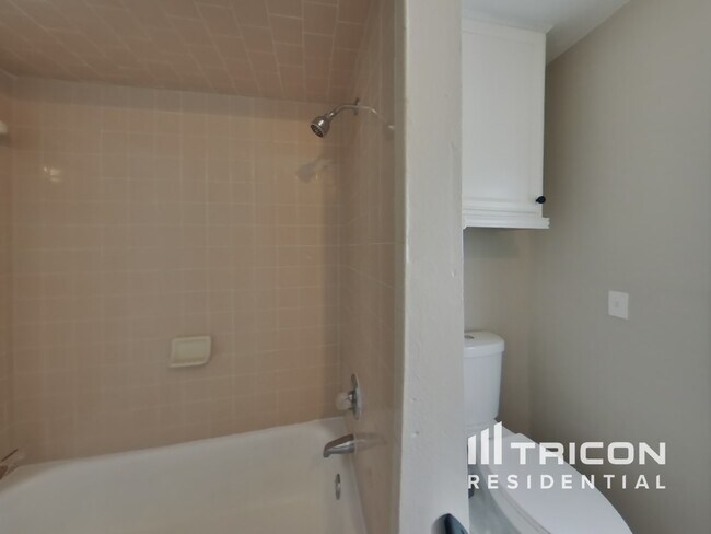 Building Photo - 528 Hamlet Dr