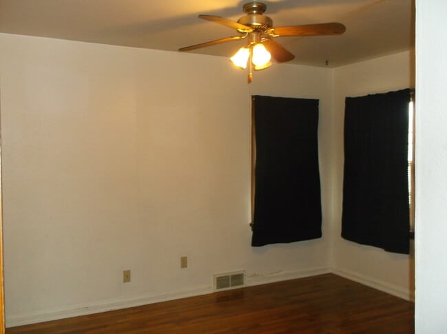 Building Photo - 2 BEDROOM, 1 BATHROOM, DUPLEX WITH ALL UTI...
