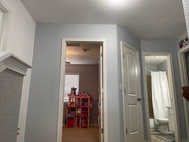 Building Photo - 6521 Donahue Dr