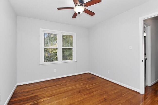 Building Photo - Spring Rent Special on this Adorable Two Bedroom Apartment Near Cotswold!