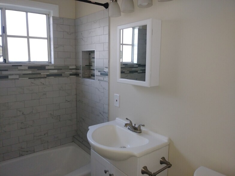 Building Photo - 5850 David Ave