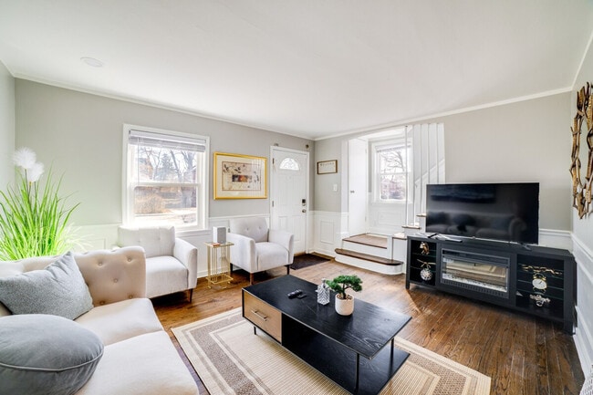 Building Photo - 9830 S Yates Ave