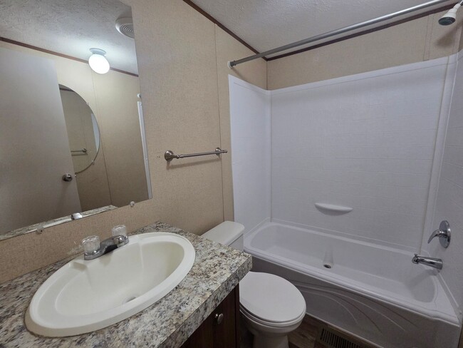 Building Photo - Cute, Clean & Affordable 3 Bed / 2 Bath Home in Central Bullhead City!