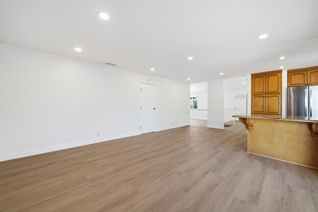 Building Photo - Beautifully Updated Huntington Beach 3 Bedroom / 2 Bathroom Home