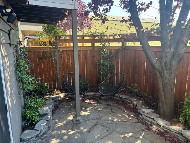 Building Photo - Ballard Townhouse