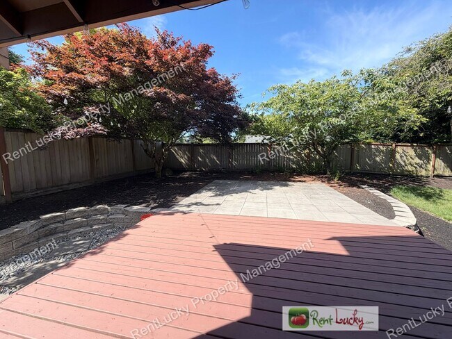 Building Photo - GORGEOUS 3 Bedroom Home in NE Tacoma! Spacious Yard, Beautiful Kitchen, and More!
