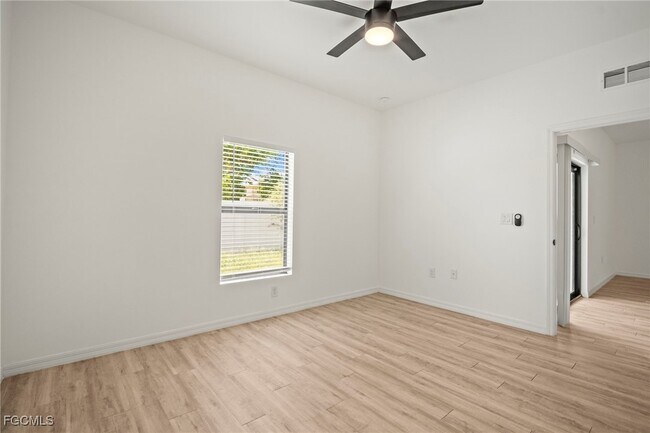Building Photo - 627 SE 13th Pl