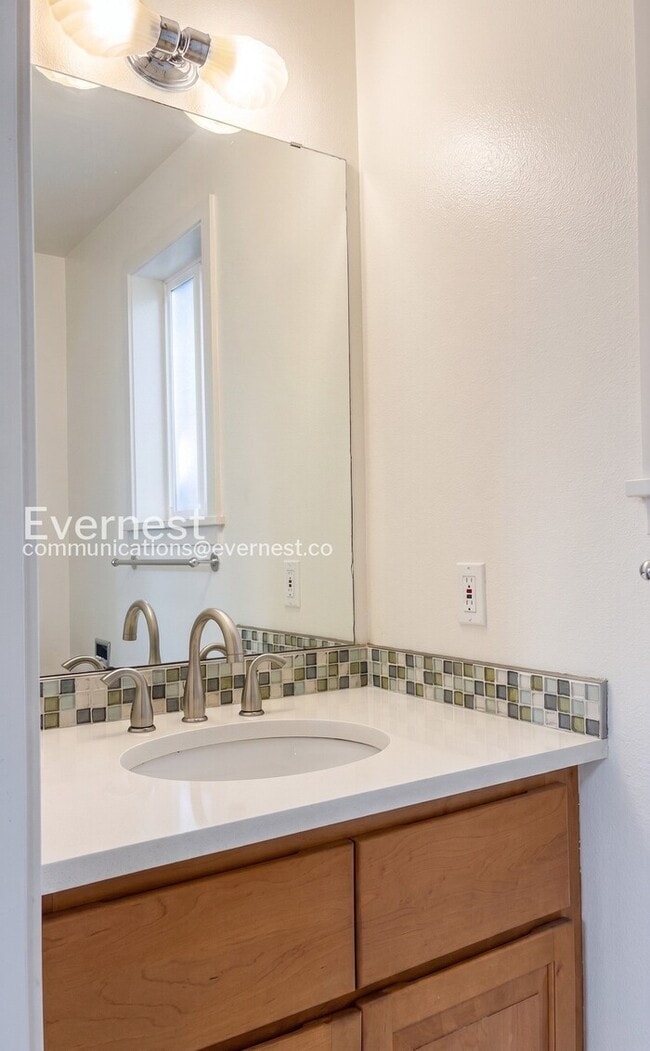 Building Photo - 3 Bed, 2 Bath Home with Garage / Vouchers Accepted / Available Soon!