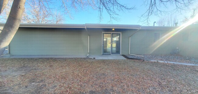 Building Photo - 805 1/2-920 1/2 Crist Dr