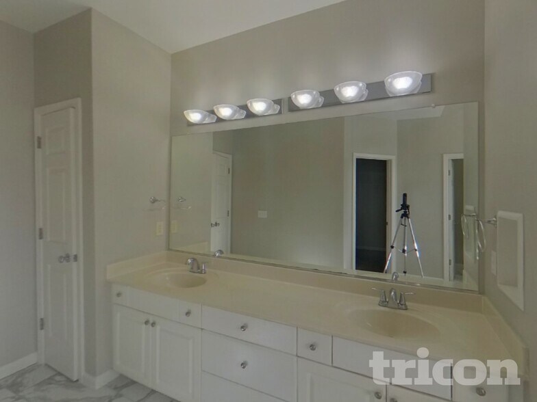 Building Photo - 275 Lawrence Pl