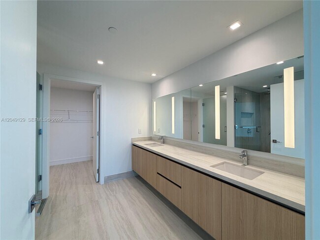 Building Photo - 2411 Laguna Cir