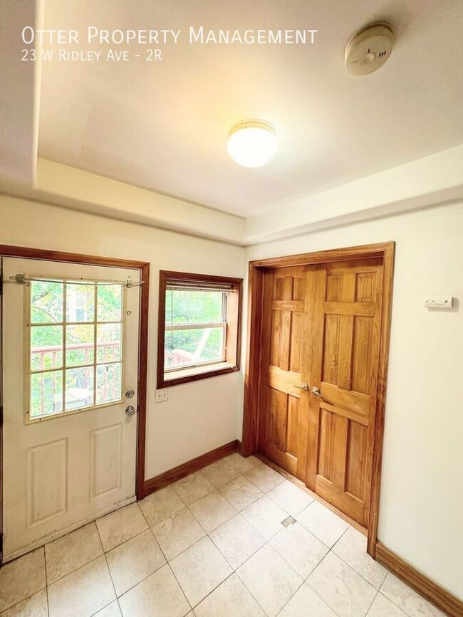 Building Photo - Lovely, Sun Drenched 3BR/1BA Ridley Park Apt