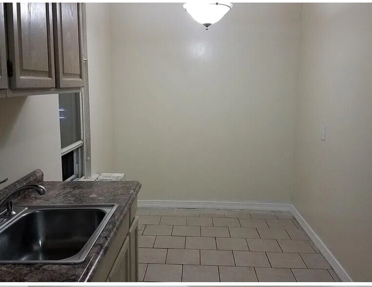 Building Photo - 96 Main St