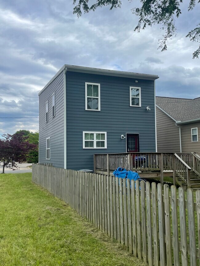 Building Photo - 1208 N 33rd St