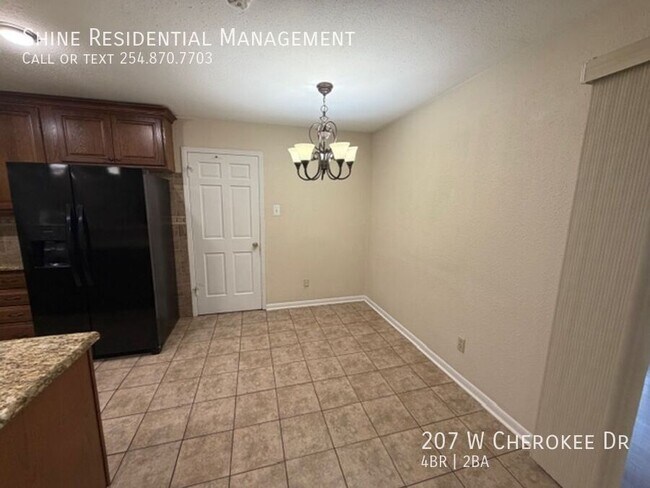 Building Photo - 207 W Cherokee Dr