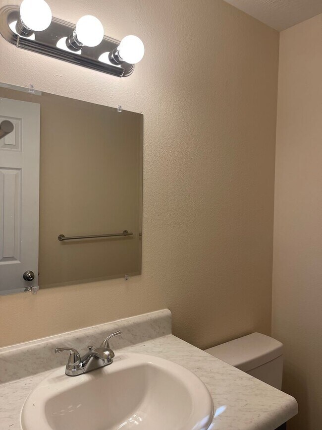 Building Photo - PRE-LEASING! 3 Bedroom in the heart of Springfield