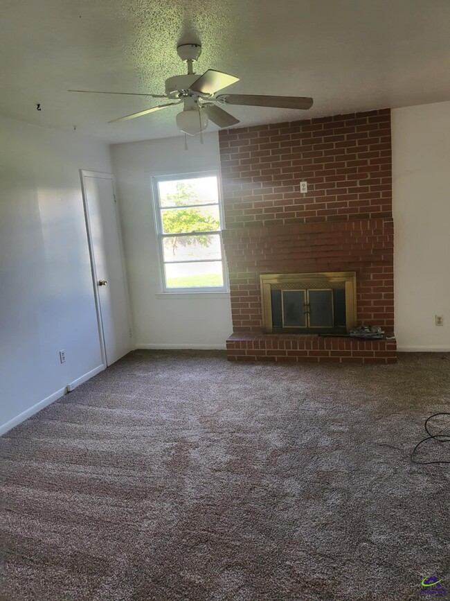 Building Photo - 303 Laverne Dr