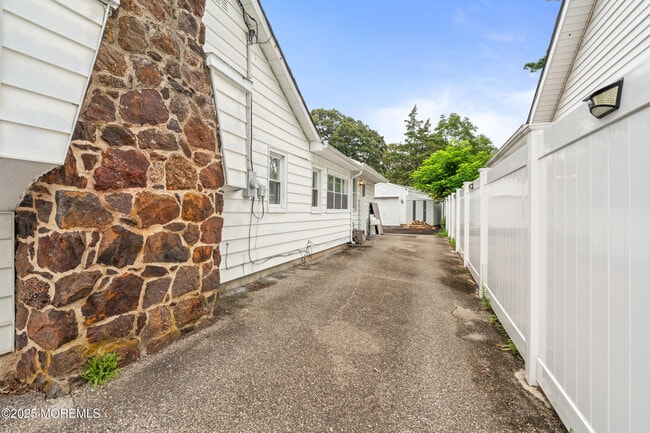 Building Photo - 611 Parkside Ave