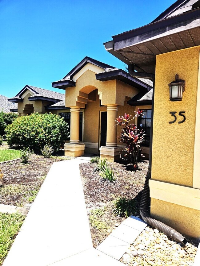 Building Photo - Rotonda Beautiful Architectural detail home