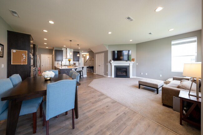 Building Photo - 725 Wildflower Ln