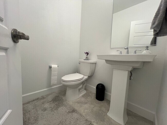 Building Photo - Gorgeous Like-New 4 Bedroom!